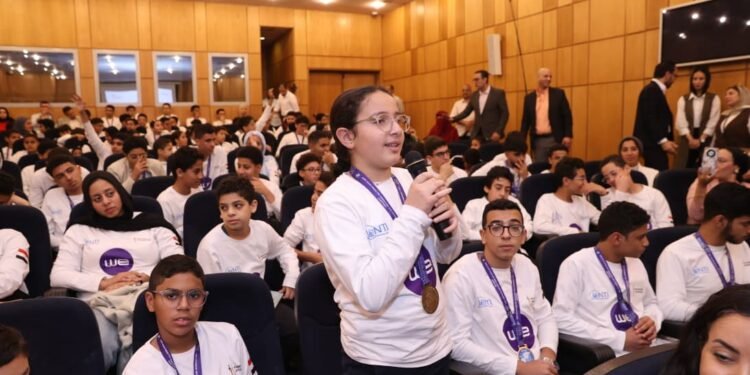 وزير الاتصالات يكرم الفرق المصرية المشاركة فى المنتدى الأفرواسيوى للابتكار والتكنولوجيا بماليزيا