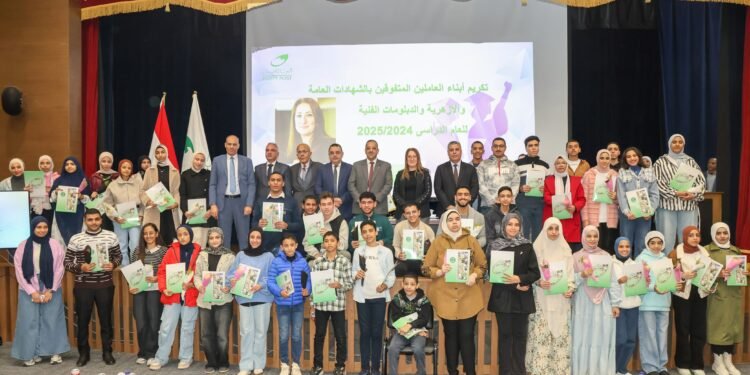 “رئيس البريد” تكرم أبناء العاملين المتفوقين دراسياً.. على مستوى الجمهورية