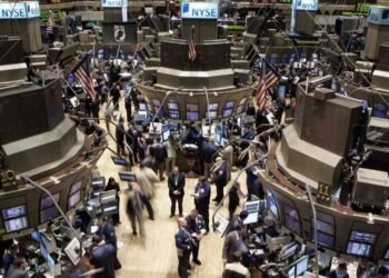 الأسواق العالمية في مفترق طرق: الأسهم تتماسك، المعادن تلمع، والنفط تحت ضغط