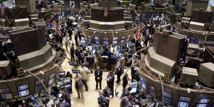 الأسواق العالمية في مفترق طرق: الأسهم تتماسك، المعادن تلمع، والنفط تحت ضغط