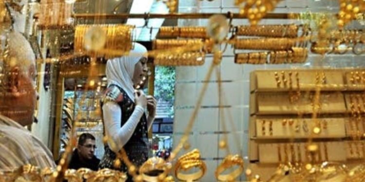 استقرار حذر في سوق الذهب مع انحسار الفجوة الدولارية