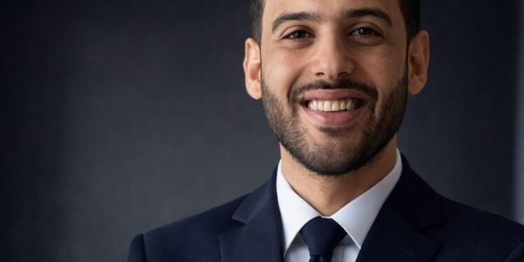 خبير اقتصادي: ضغوط الفائدة وقوة الدولار تدفع الذهب للتراجع مؤقتًا