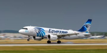 مصر للطيران تعلق رحلاتها لعدد من المدن العربية بسبب إغلاق المجالات الجوية