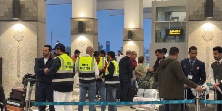 شركة إماراتية تقود مهمة إنسانية لإعادة مواطنين أوروبيين عالقين عبر مطار الشارقة الدولي إلى بلادهم