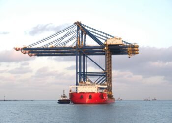 موانئ دبي العالمية تُضيف ثلاث رافعات رصيف في جدة