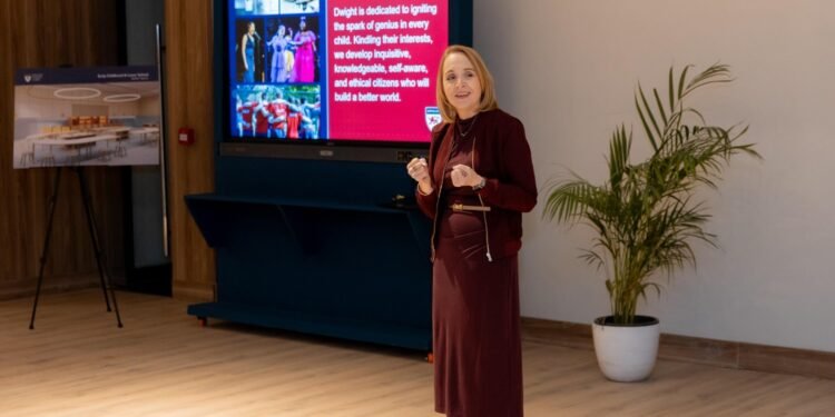 ديان درو المديرة العالمية للتعليم في مدارس دوايت تلتقي بالعائلات في القاهرة لتعزيز نهج التعليم
