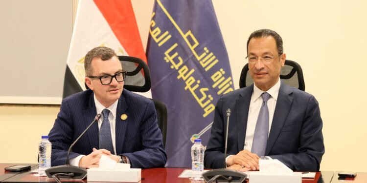 3 مسؤلون يبحثون التعاون المشترك للتحول الرقمي وترتيب الاتفاقيات المزمع توقيعها مع الشركات العالمية