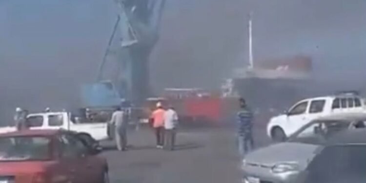 الوزراء : حريق سفن التغويز بميناء دمياط ناتج عن طائرة مسيرة