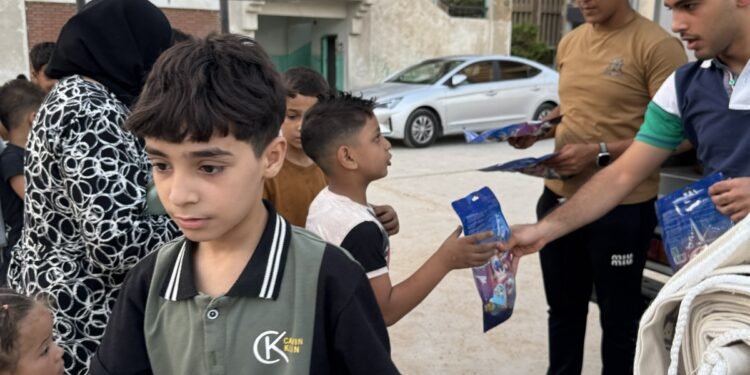 «إم أو جروب» تدخل البهجة على الأطفال بتوزيع منتجاتها من الحلوى والشكولاتة والمستلزمات المدرسية مع بدء العام الدراسي