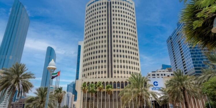 لجنة مراجعة التشريعات بغرفة أبوظبي توسّع أثرها خلال النصف الأول من 2026